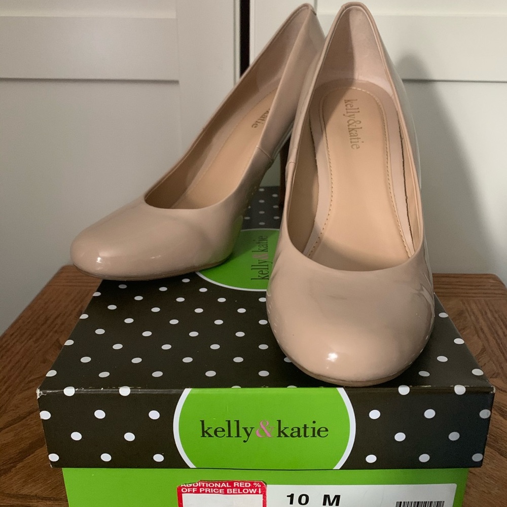Nude patent leather pumps